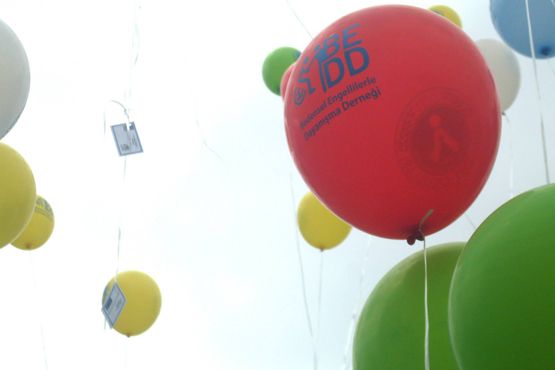Private Anakent Grundschule lässt Ballons und Hindernisse in den Himmel fliegen…