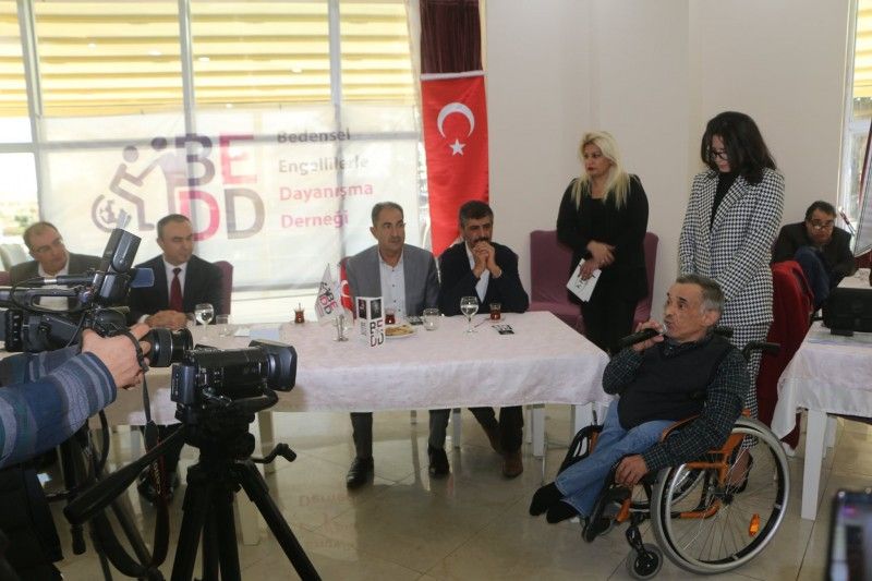 Unter der Schirmherrschaft von Kilis Governorship und Mayor's Office verteilten wir im Rahmen einer Zeremonie Rollstuhltypen und Kleidungshilfen an 450 behinderte Brüder in Not